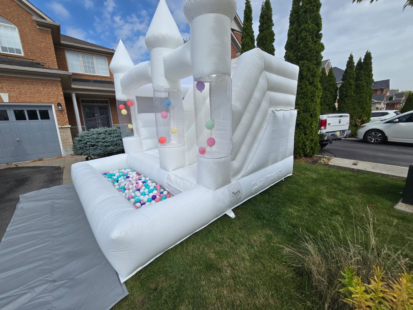 Aura's White Balloon Pillar Castle With Slide